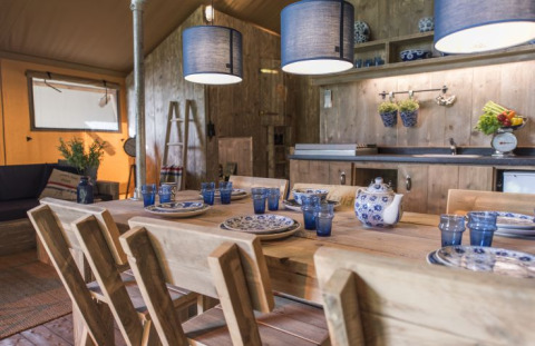 Rustikaler Ess- und Küchenbereich einer Glamping-Lodge im Campingpark Heidewald, Deutschland.