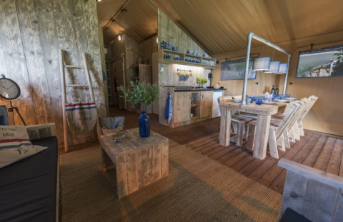 Intérieur d'un lodge glamping en bois rustique à Campingpark Heidewald en Allemagne.