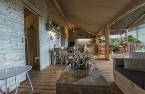 Interior de un alojamiento glamping en Campingpark Heidewald con suelo de madera y ambiente acogedor.