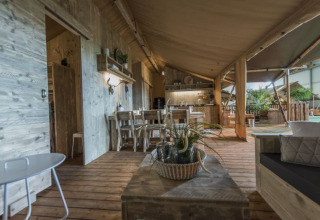 Interior de un alojamiento glamping en Campingpark Heidewald con suelo de madera y ambiente acogedor.