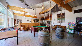Speelruimte & horeca - Villatent - camping la roche d'ully - Ornans, Jura, Frankrijk