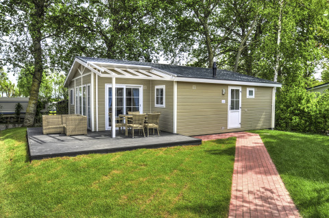 Modern glamping accommodation at Camping en vakantiepark Wulfener Hals with terrace and outdoor furniture by the Baltic Sea.