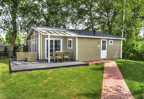 Moderne glampingaccommodatie op Camping en vakantiepark Wulfener Hals met terras en tuinset aan de Oostzee.