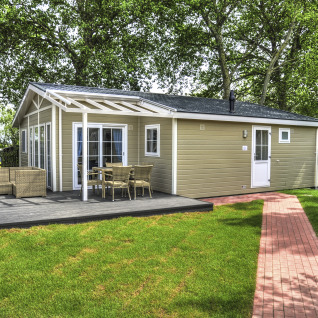 Moderne glampingaccommodatie op Camping en vakantiepark Wulfener Hals met terras en tuinset aan de Oostzee.