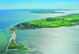 Luchtfoto van Camping en vakantiepark Wulfener Hals met groene grasvelden aan de Oostzee nabij Fehmarn.
