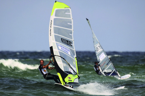 Windsurfers op de golven bij Camping en vakantiepark Wulfener Hals, stacaravans aan de Oostzee