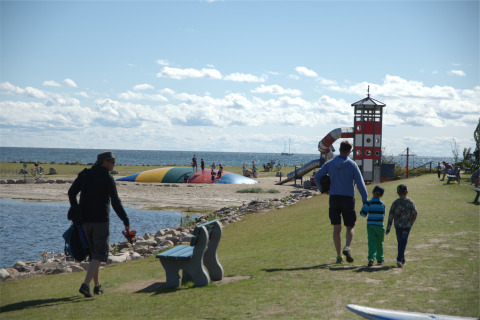 Families enjoy a playground and sea view at Camping en vakantiepark Wulfener Hals on the Baltic Sea.