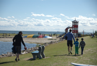 Familien genießen Spielplatz am Meer bei Camping en vakantiepark Wulfener Hals an der Ostsee.