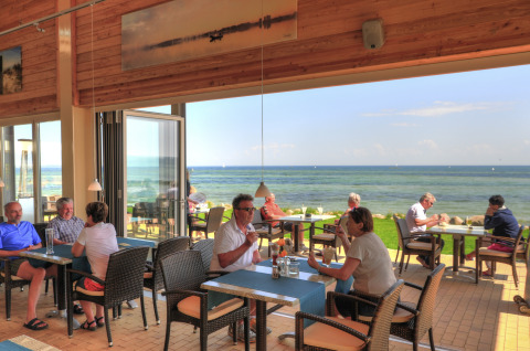 Gasten genieten van eten met zeezicht in Camping en vakantiepark Wulfener Hals aan de Oostzee.
