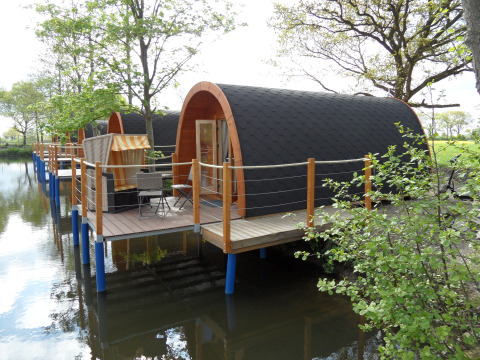 Hébergements glamping sur l’eau au Nord-Ostsee Camp - Pods Schleswig-Holstein avec terrasse et vue nature.