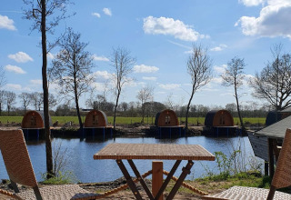 Uitzicht op meer en bomen met Nord-Ostsee Camp - Pods Sleeswijk-Holstein accommodatie vanaf terras.