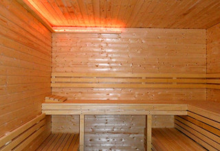 Interieur van een moderne houten sauna met banken bij Nord-Ostsee Camp - Pods Sleeswijk-Holstein.