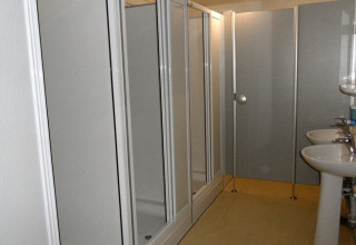 Bagno condiviso con docce e lavandini presso Nord-Ostsee Camp - Pods Schleswig-Holstein glamping.