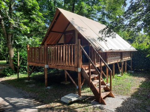 Hébergement glamping au Camping Les Drouilhedes - Tent Lodges Occitanië, une tente lodge confortable en forêt.