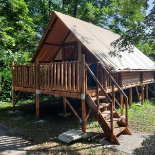 Hébergement glamping au Camping Les Drouilhedes - Tent Lodges Occitanië, une tente lodge confortable en forêt.