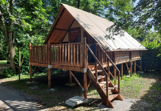 Glamping accommodation at Camping Les Drouilhedes - Tent Lodges Occitanië, a cozy tent lodge in a wooded area.