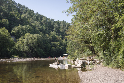 Bord de rivière verdoyant au Camping Les Drouilhedes - Tent Lodges Occitanië, parfait pour glamping nature.