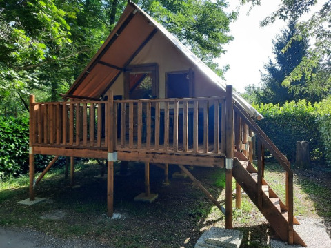 Glampingaccommodatie Camping Les Drouilhedes - Tent Lodges Occitanië met houten terras en trap.