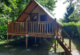 Sistemazione glamping al Camping Les Drouilhedes - Tent Lodges Occitanië con veranda e scale in legno.