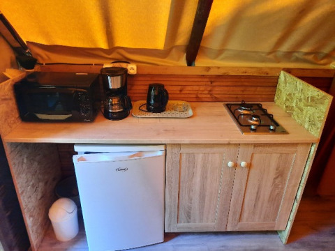 Keukenhoek in een glamping tent bij Camping Les Drouilhedes - Tent Lodges Occitanië met fornuis en koelkast.