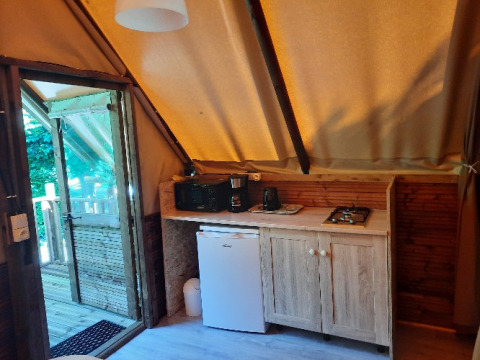 Vue intérieure de la cuisine glamping au Camping Les Drouilhedes - Tent Lodges Occitanië en France.