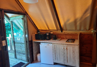 Vista interna della cucina glamping presso Camping Les Drouilhedes - Tent Lodges Occitanië in Francia.