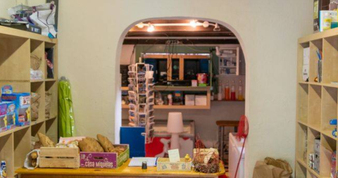 Interno di un negozio del Camping Les Drouilhedes con scaffali e prodotti locali in Occitania.