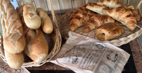 Friske baguetter, croissanter og chokoladebrød på Camping Les Drouilhedes - Tent Lodges Occitanië morgenbord.