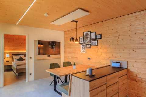 Moderne glamping accommodatie bij Wirthshof Resort - Comfort chalet aan de Bodensee met houten interieur.