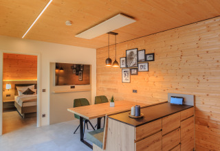 Moderne Glamping-Unterkunft im Wirthshof Resort – Comfort Chalet am Bodensee mit Holz-Innenausstattung.