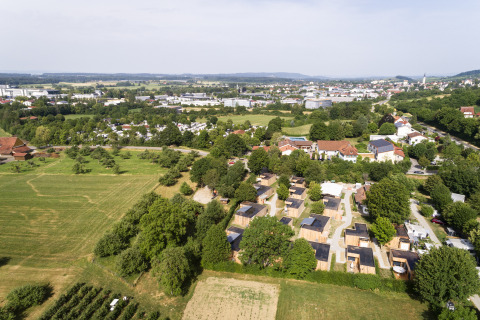 Luftaufnahme vom Wirthshof Resort Camping am Bodensee mit gemütlichen Chalets, Wiesen und Bäumen.