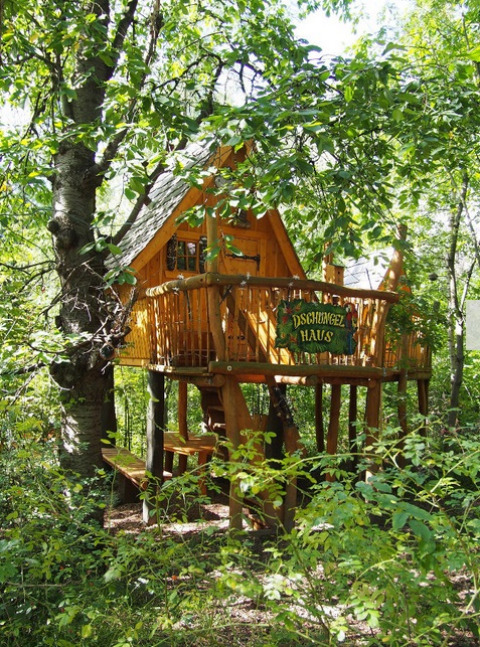 Alloggio glamping in casa sull'albero a Familiepark Sottrum - Boomhutten Nedersaksen, immerso nel verde.
