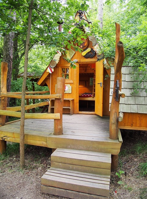 Alojamiento glamping en Familiepark Sottrum, una casa en el árbol rodeada de bosque en Baja Sajonia.