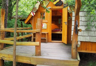 Alojamiento glamping en Familiepark Sottrum, una casa en el árbol rodeada de bosque en Baja Sajonia.