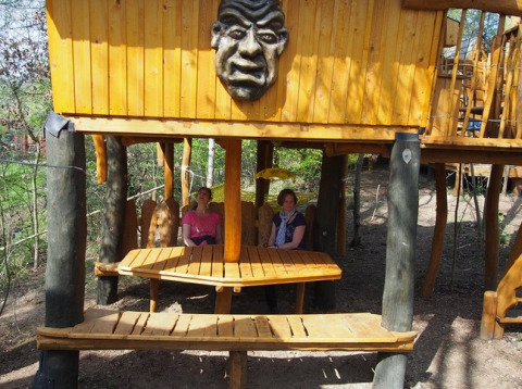 Hébergement glamping en cabane dans les arbres au Familiepark Sottrum, Basse-Saxe, deux femmes assises.