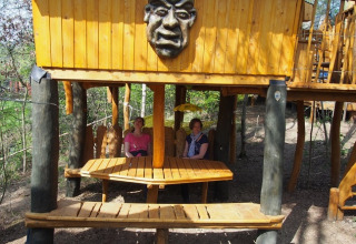 Baumhaus-Glamping-Unterkunft im Familiepark Sottrum, Niedersachsen, zwei Frauen am Holztisch.