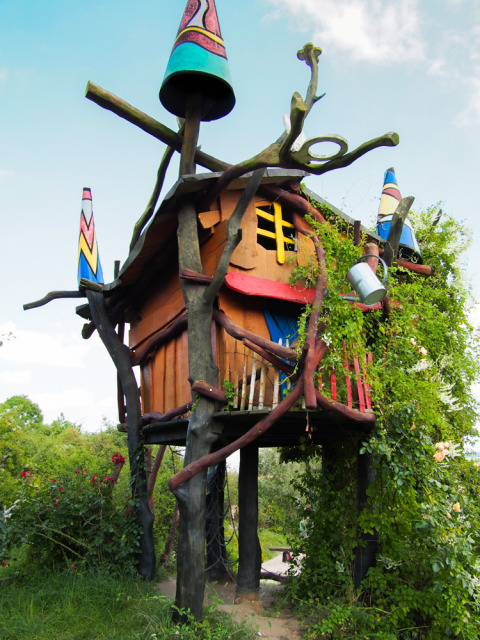 Kleurrijke boomhut accommodatie bij Familiepark Sottrum in Nedersaksen, uniek ontworpen in het groen.