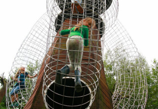 Kinder klettern auf einer Metallrakete im Familiepark Sottrum, einer Glamping-Unterkunft in Niedersachsen.