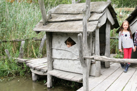 Kinderen spelen aan een boomhut in Familiepark Sottrum - Boomhutten Nedersaksen, midden in de natuur.