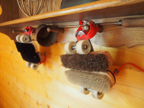 Spazzole vintage montate su parete di legno a Familiepark Sottrum, dettaglio unico nel glamping.