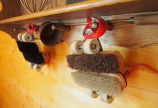 Alte Bürsten an der Wand im Familiepark Sottrum, kreative Ausstattung der Glamping-Unterkünfte.