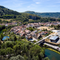 Panorámica del entorno - Villatent - camping la roche d'ully - Ornans, Jura, Francia