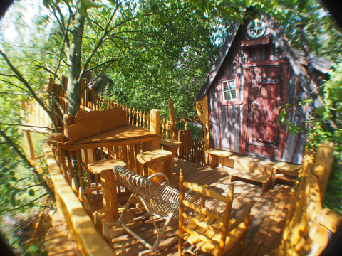 Baumhaus-Unterkunft mit Terrasse und rustikalen Holzmöbeln im Familiepark Sottrum, Niedersachsen.