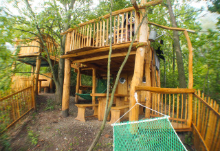 Glamping en cabañas en los árboles de Familiepark Sottrum en Baja Sajonia, con hamaca y entorno natural.