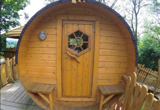 Unieke glamping accommodatie Familiepark Sottrum, ronde houten hut met schildpadbeeld op het dak.