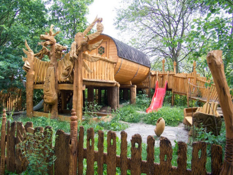 Alojamiento glamping en casa del árbol en Familiepark Sottrum, Baja Sajonia, con naturaleza y parque infantil.