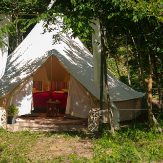 Glamping-ophold i telt på Azienda Agricola Il Granello omgivet af natur i Italien, ideelt til luksuscamping.
