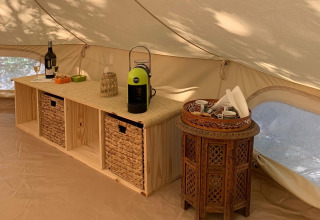 Interior de tienda glamping en Azienda Agricola Il Granello con café, vino y snacks en Italia.