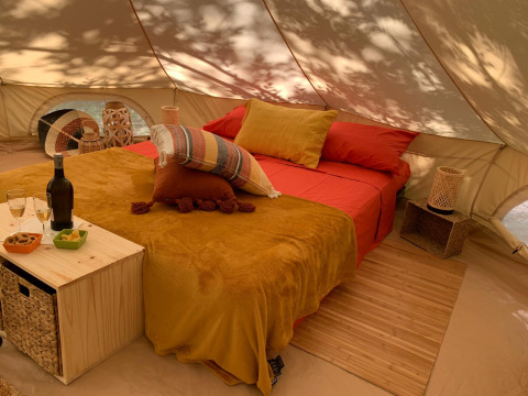 Tienda de glamping acogedora con cama cómoda, vino y aperitivos en Azienda Agricola Il Granello, Italia.