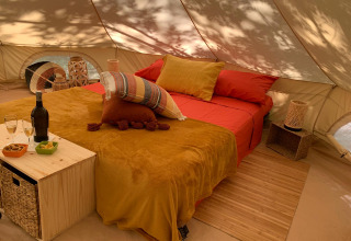 Tienda de glamping acogedora con cama cómoda, vino y aperitivos en Azienda Agricola Il Granello, Italia.